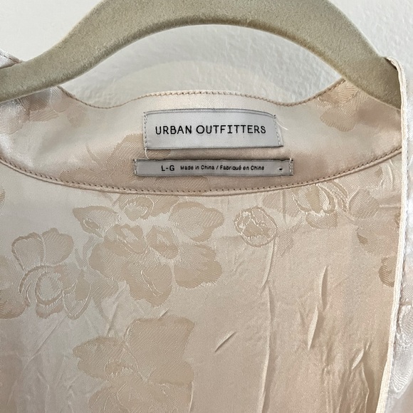 Urban outfitters cream floral shiny coverups maxi jacket size large - Picture 3 of 7